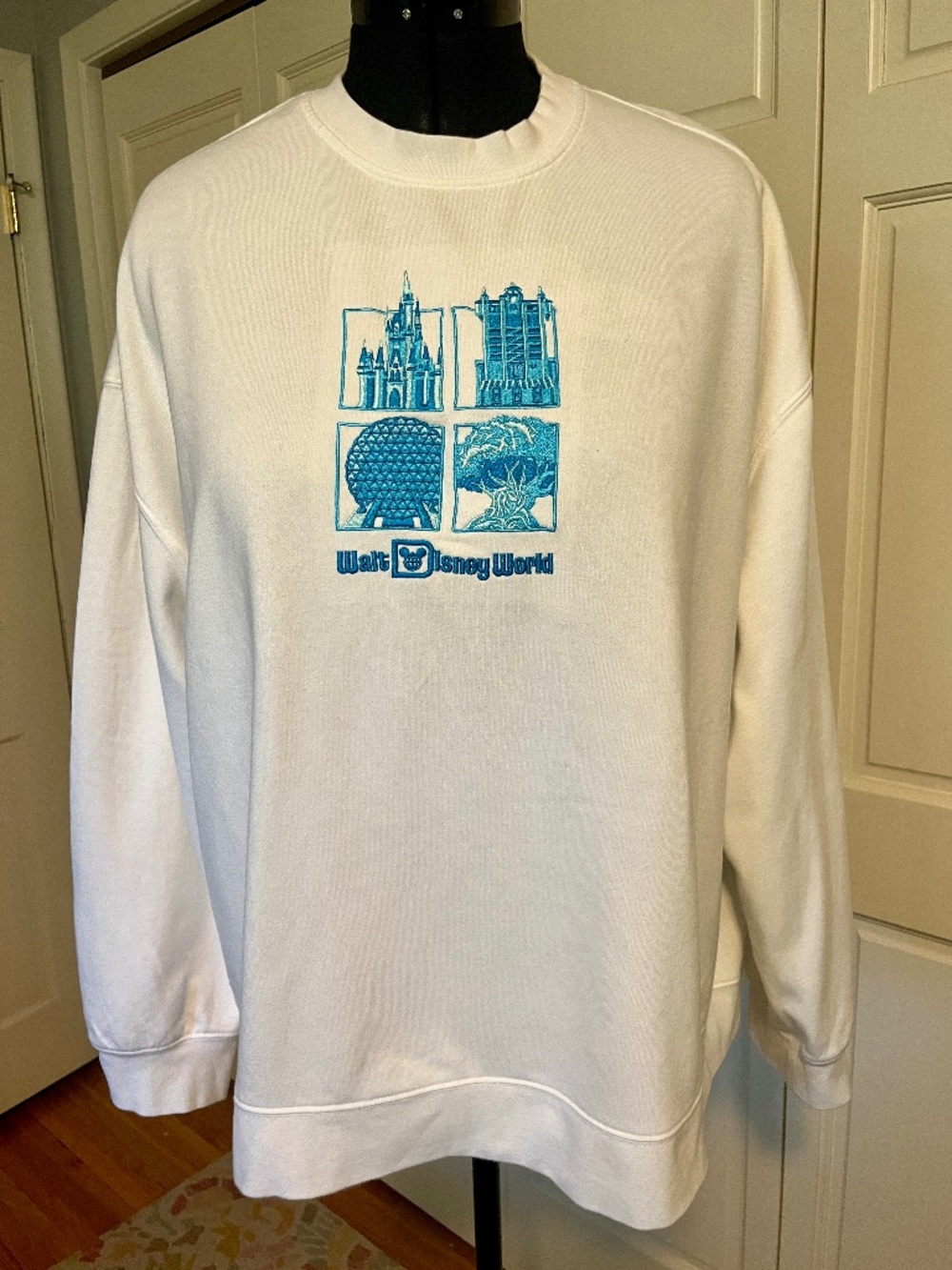 Walt Disney World All Four Parks Embroidered White Crew Neck Sweatshirt 1X EUC